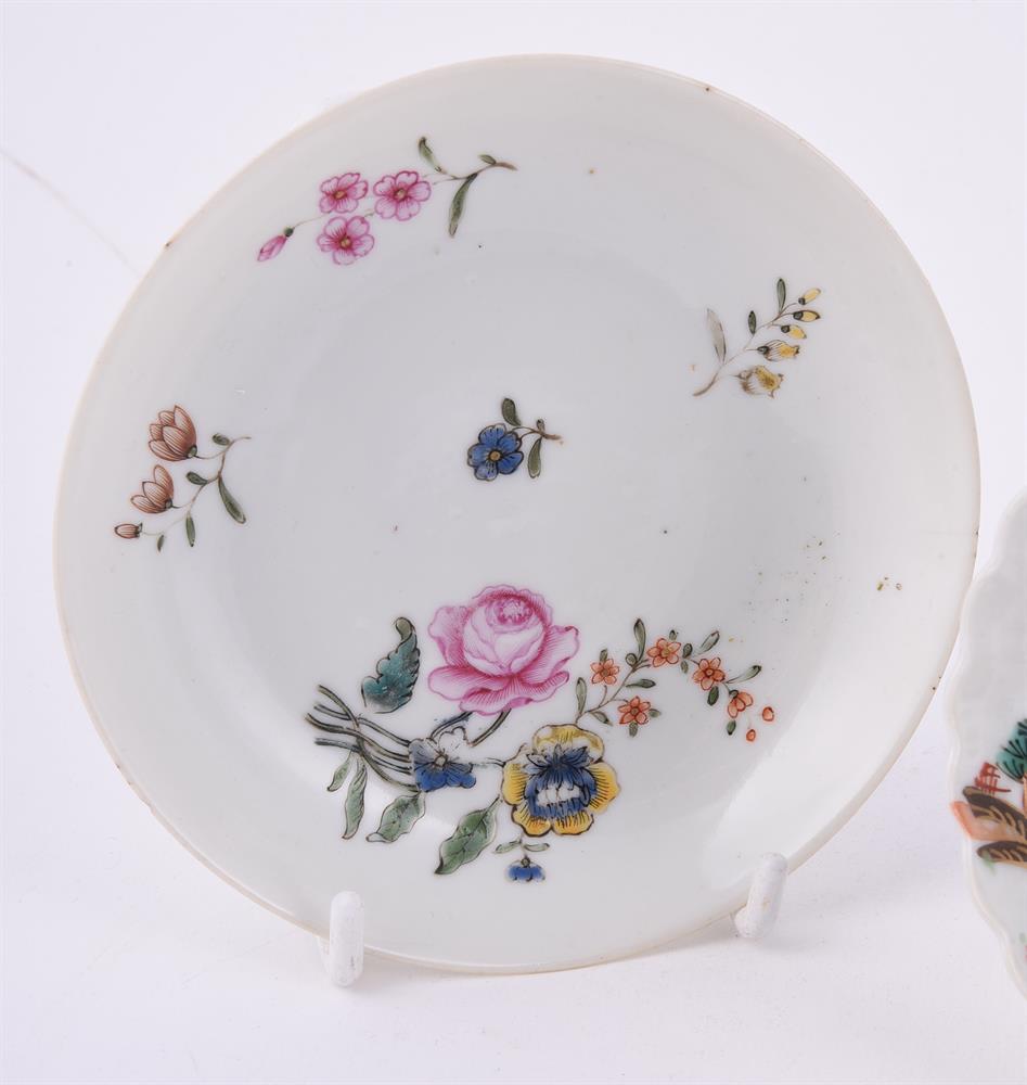 A pair of Chinese famille rose lobed saucer dishes - Image 3 of 5