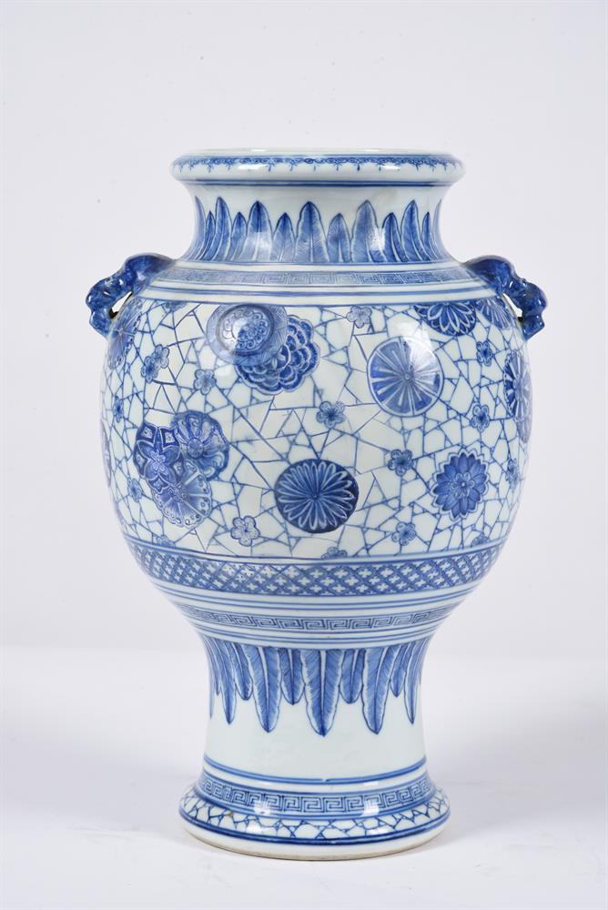 A Chinese blue and white twin handled vase - Image 3 of 4