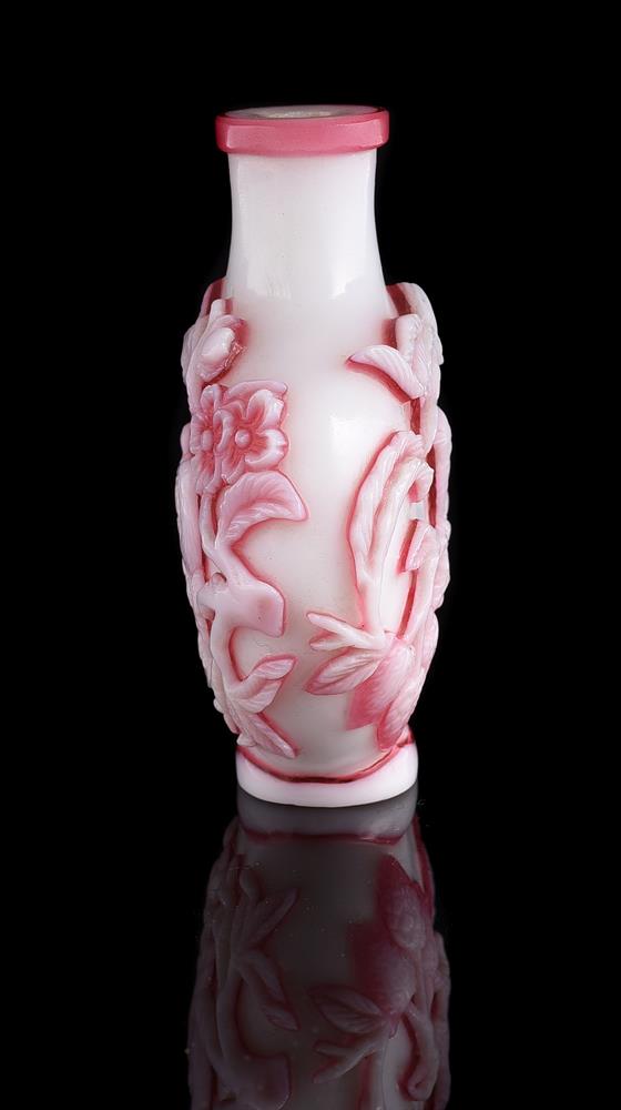 A Chinese pink and milky-white double-overlay glass snuff bottle - Bild 4 aus 5