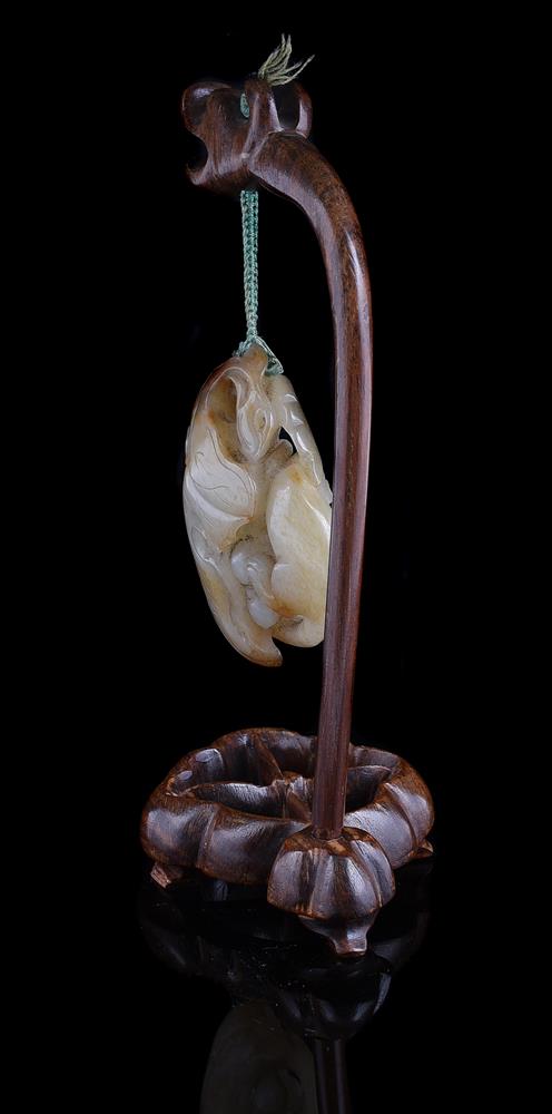 A Chinese pale celadon jade 'squirrel and grapes' pendant - Bild 3 aus 3