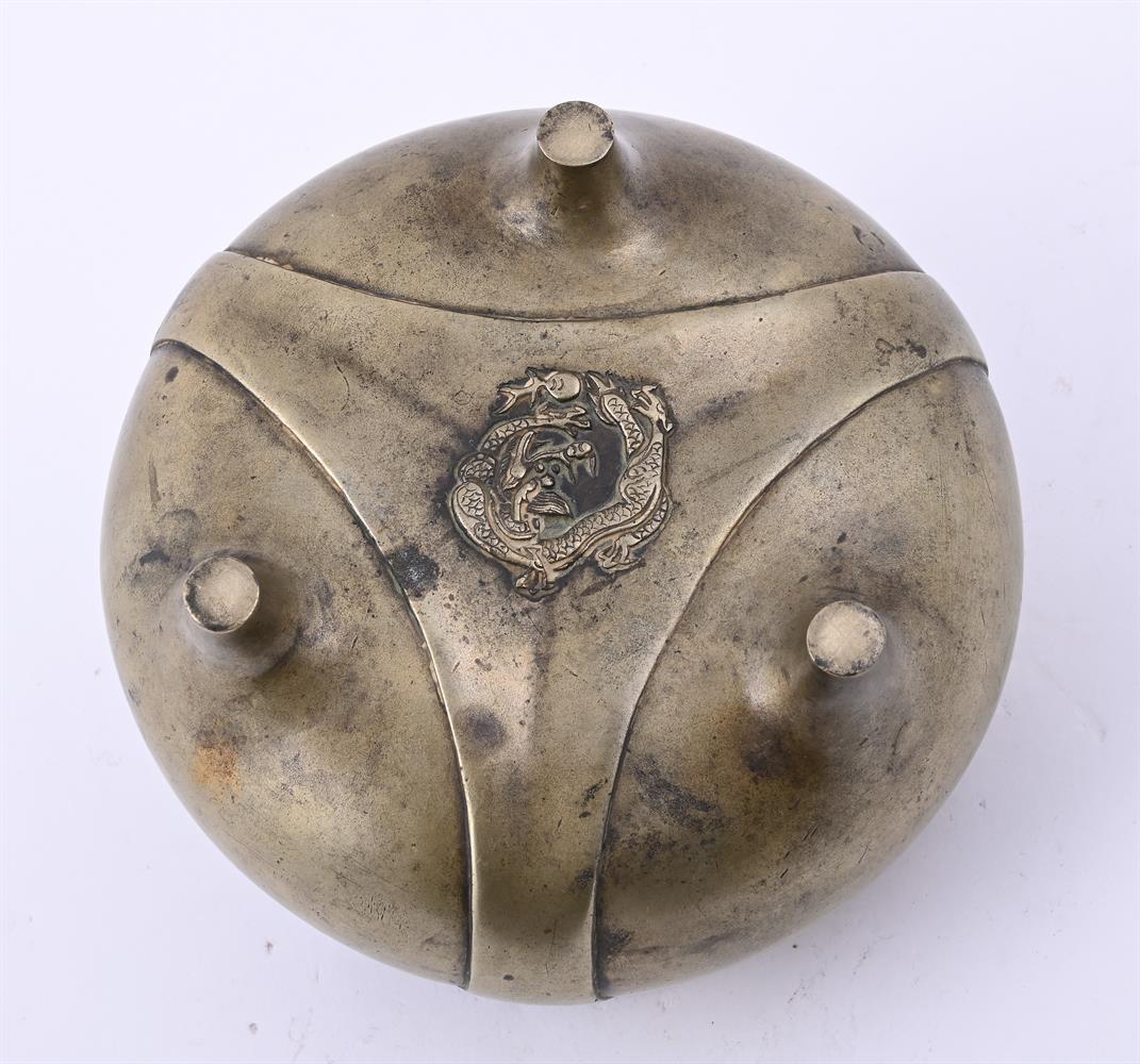 A Chinese bronze tripod censer - Image 5 of 5