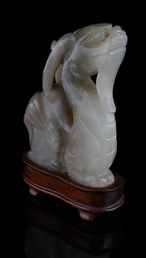 A Chinese pale celadon 'Twin cats' jade carving - Bild 7 aus 8