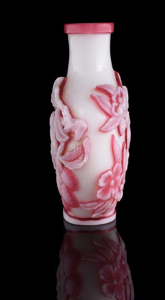 A Chinese pink and milky-white double-overlay glass snuff bottle - Bild 2 aus 5