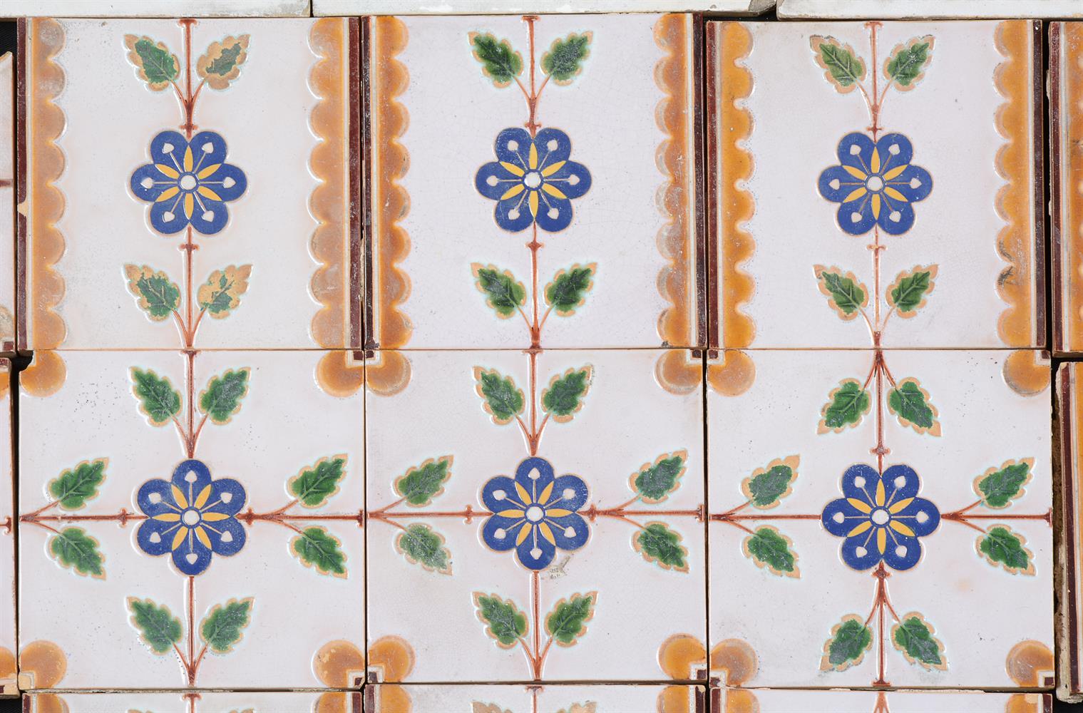 A SELECTION OF VARIOUS WALL AND FIREPLACE TILES - Bild 3 aus 3