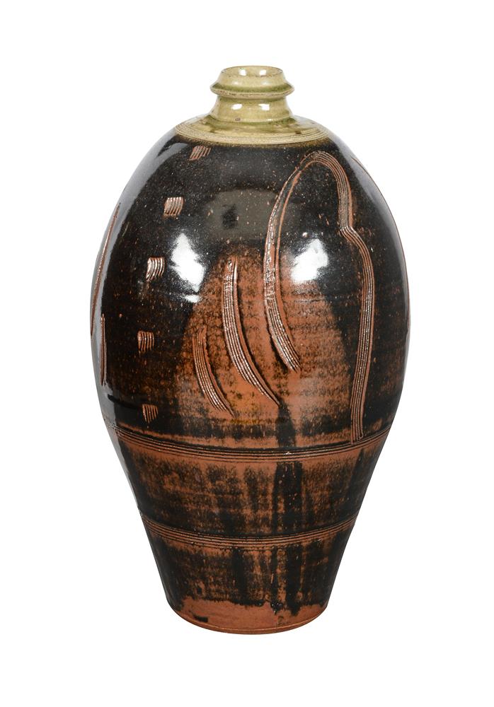 λ PHIL ROGERS (1951-2020), A BROWN AND GREEN (TENMOKU) GLAZED STONEWAR LARGE OVOID JAR