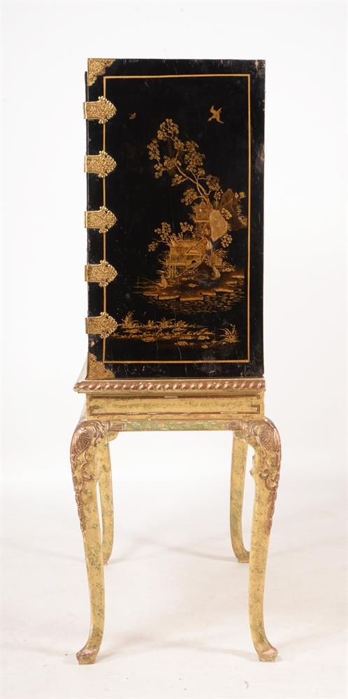 A BLACK AND GILT CHINOISERIE CABINET ON STAND - Image 8 of 11