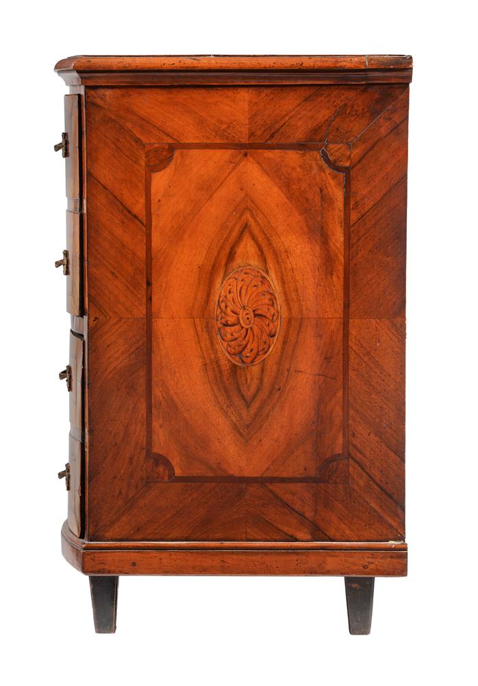 A CONTINENTAL FIGURED WALNUT AND INLAID CHEST OF DRAWERS, POSSIBLY ITALIAN OR SOUTH GERMAN - Image 4 of 6