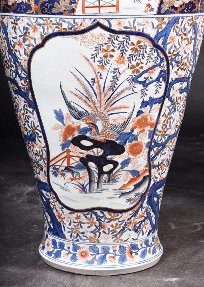 A LARGE PAIR OF IMARI FLOOR VASES - Image 2 of 5