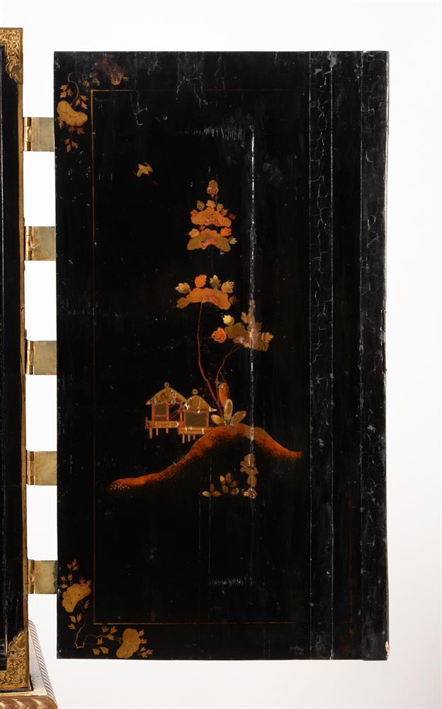 A BLACK AND GILT CHINOISERIE CABINET ON STAND - Image 7 of 11