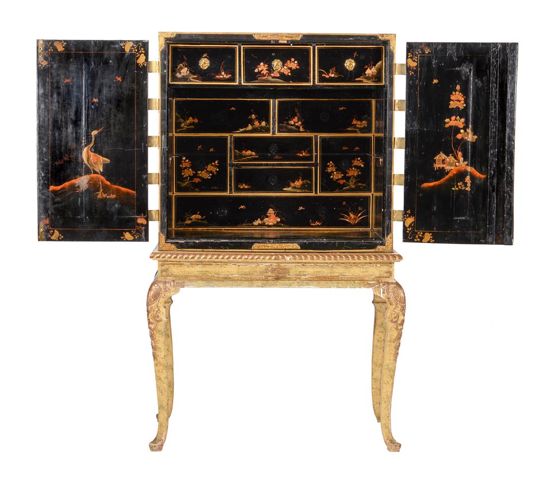 A BLACK AND GILT CHINOISERIE CABINET ON STAND - Image 4 of 11