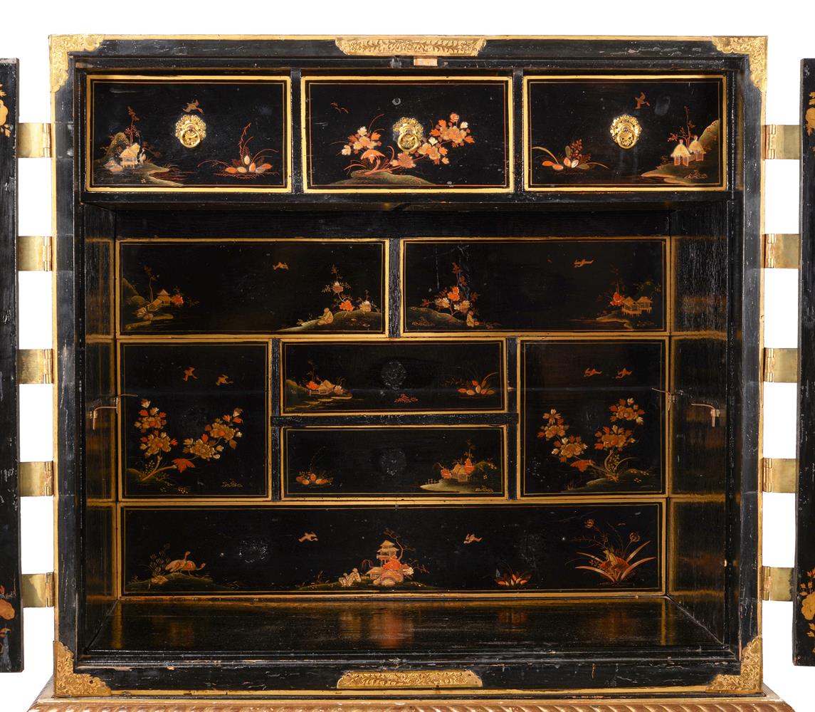 A BLACK AND GILT CHINOISERIE CABINET ON STAND - Image 5 of 11