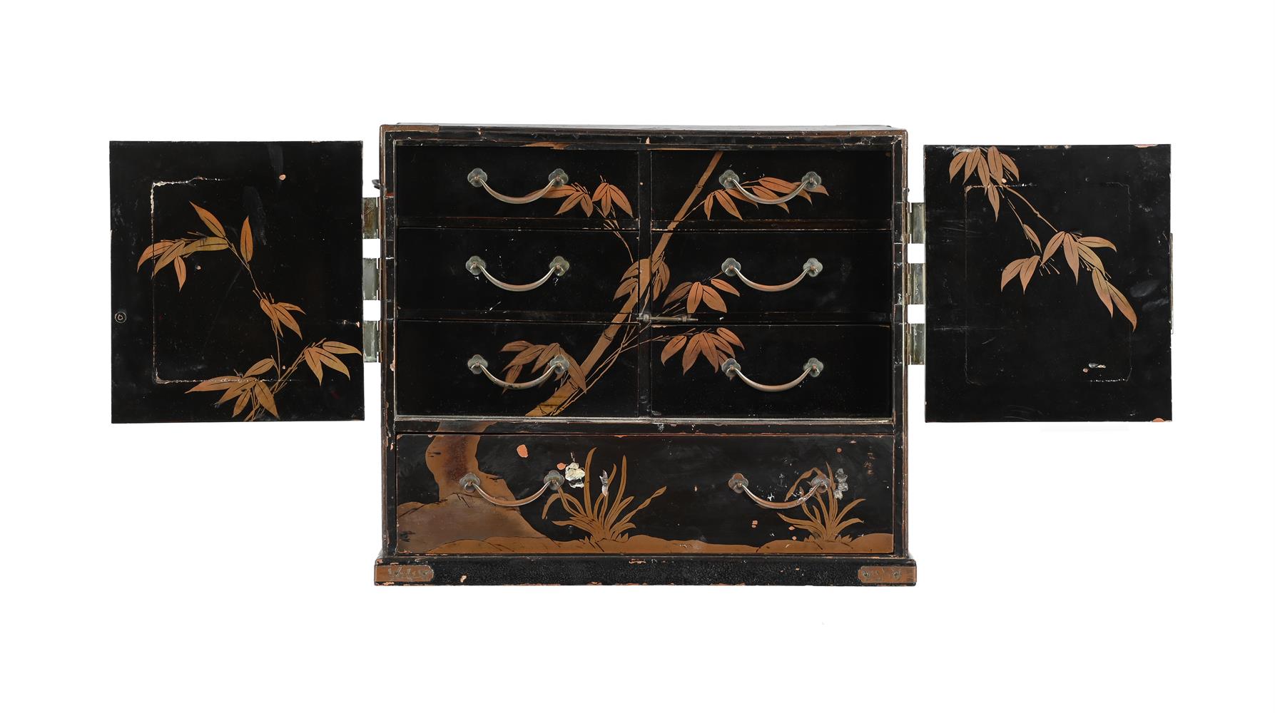 A JAPANESE EXPORT BLACK LACQUERED AND GILT METAL MOUNTED TABLE TOP WORK BOX - Image 2 of 4