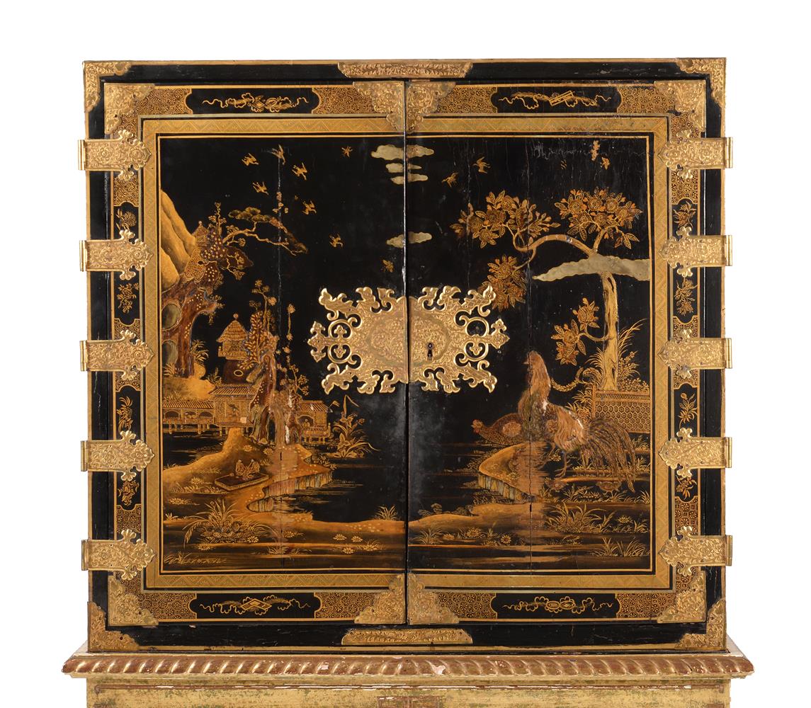 A BLACK AND GILT CHINOISERIE CABINET ON STAND - Image 2 of 11