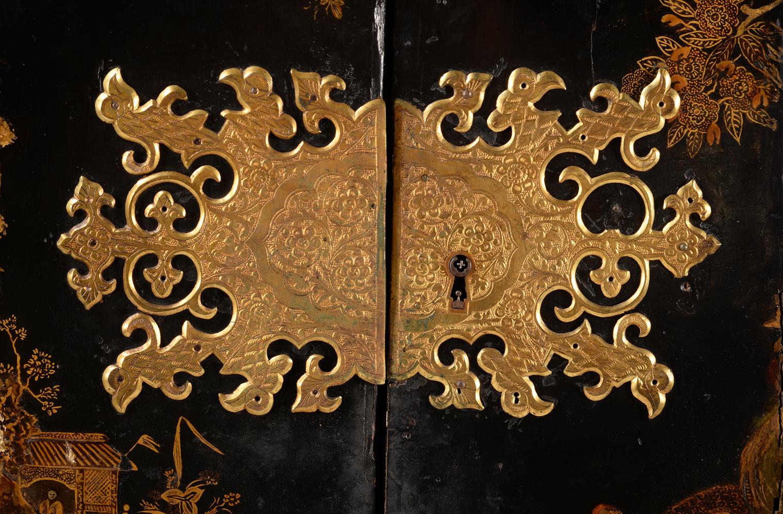 A BLACK AND GILT CHINOISERIE CABINET ON STAND - Image 3 of 11