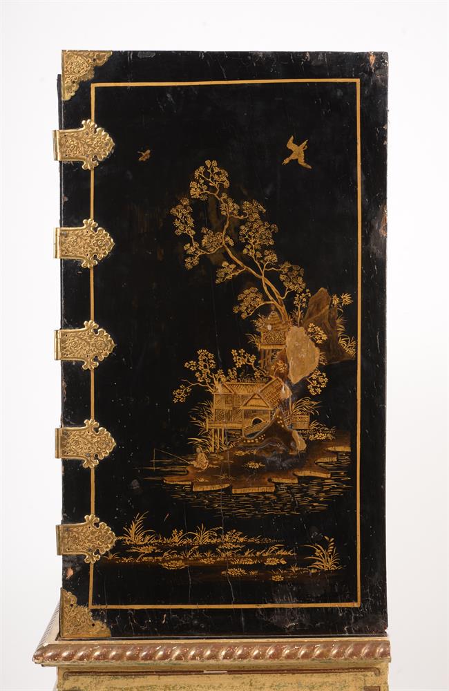 A BLACK AND GILT CHINOISERIE CABINET ON STAND - Image 11 of 11