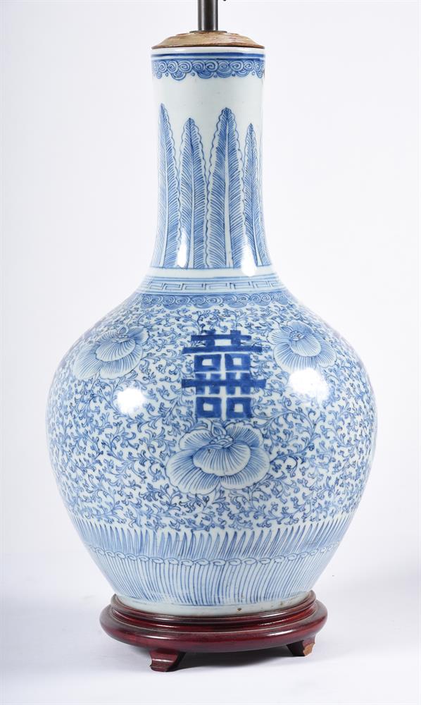 A CHINESE BLUE AND WHITE VASE, 19TH CENTURY - Image 3 of 3