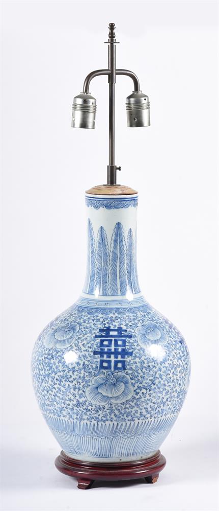 A CHINESE BLUE AND WHITE VASE, 19TH CENTURY - Image 2 of 3