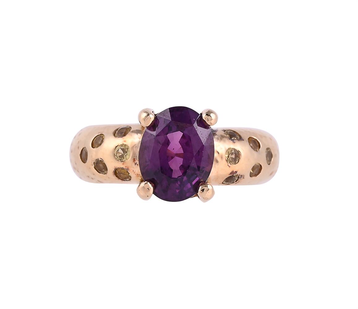 A PURPLE SAPPHIRE AND YELLOW SAPPHIRE RING