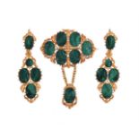 AN EARLY 19TH CENTURY MALACHITE CAMEO AND GOLD BROOCH AND EARRING SUITE, CIRCA 1820