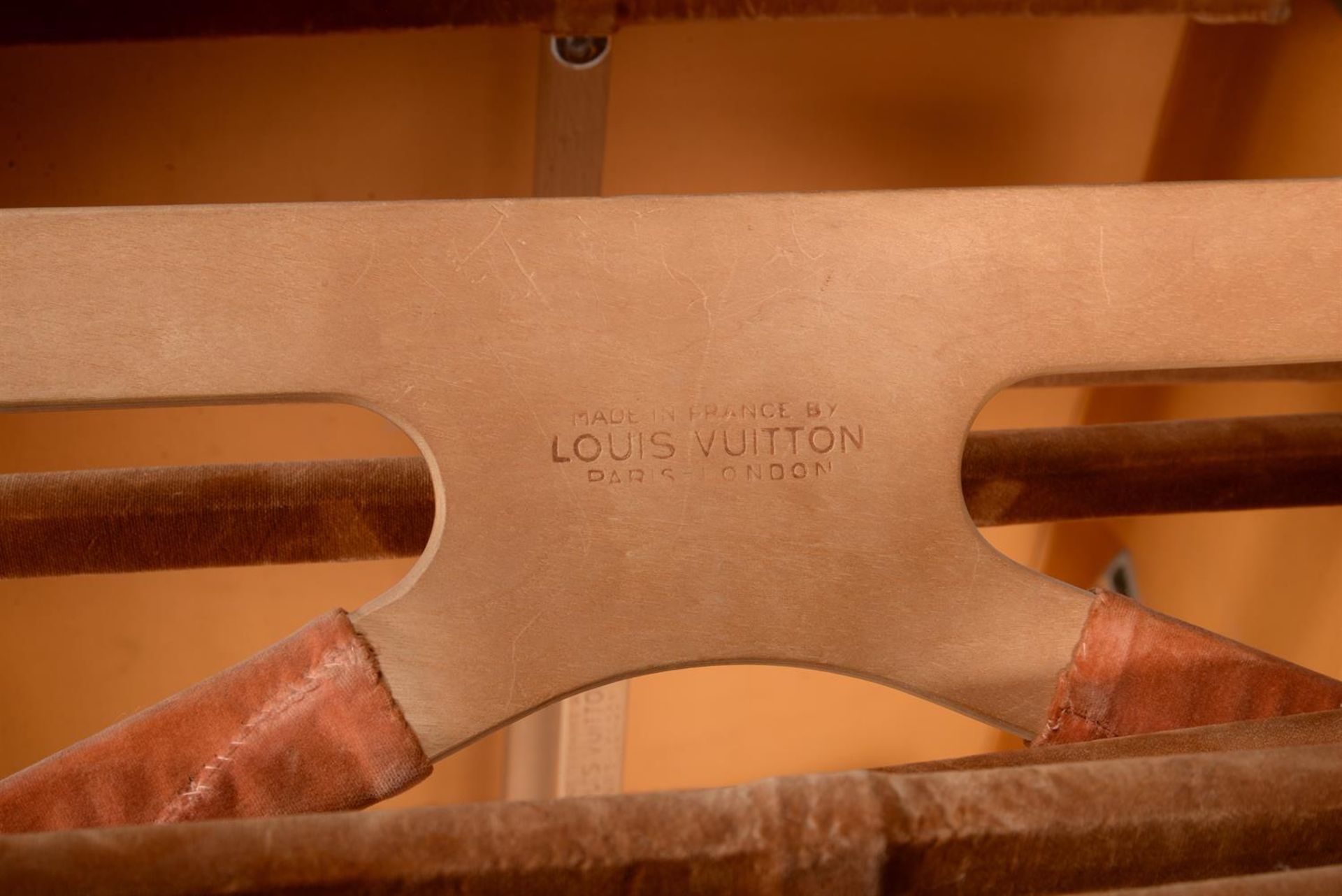LOUIS VUITTON, A MONOGRAMMED COATED CANVAS TRAVELLING WARDROBE TRUNK - Bild 6 aus 7