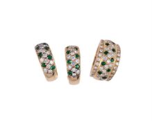 AN EMERALD AND DIAMOND RING AND PAIR OF HOOPED EARRINGS