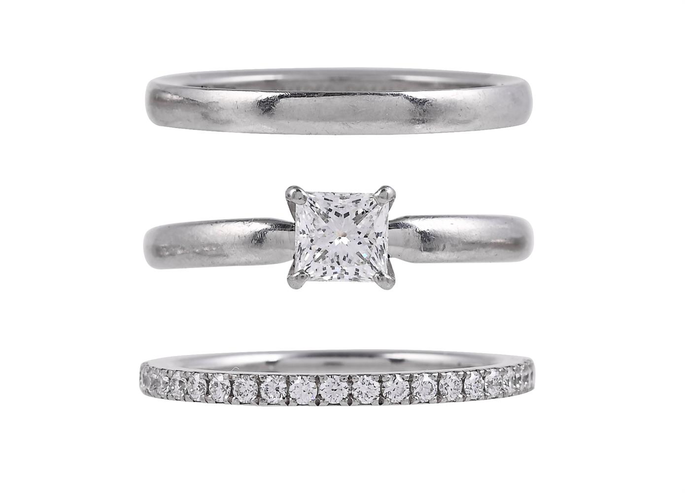 DE BEERS, SIGNATURE, A SINGLE STONE DIAMOND RING, & DE BEERS, CLASSIC, A...