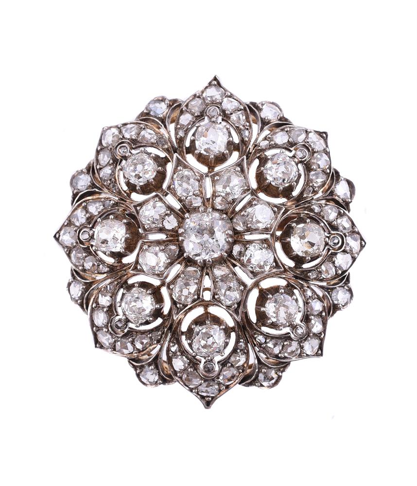 A LATE VICTORIAN FLOWER HEAD CLUSTER BROOCH, CIRCA 1890