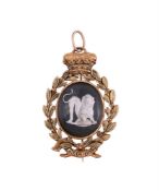 WELLINGTON INTEREST: A GOLD AND REVERSE PAINTED INTAGLIO COMMEMORATIVE BROOCH, CIRCA 1814
