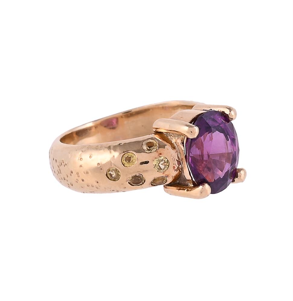 A PURPLE SAPPHIRE AND YELLOW SAPPHIRE RING - Image 2 of 2