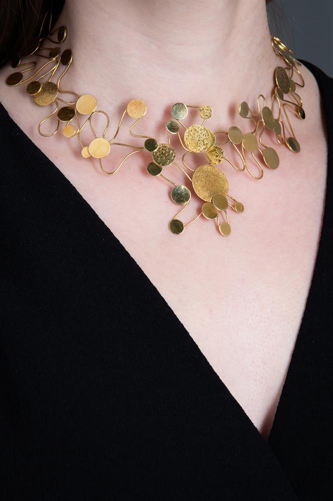 INGEBORG BRATMAN, A MODERNIST GOLD COLLAR NECKLACE, LONDON 1968 - Image 3 of 3