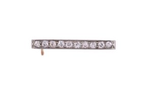 AN EARLY 20TH CENTURY DIAMOND BAR BROOCH, CIRCA 1910