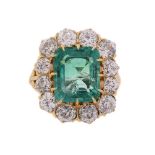 AN EMERALD AND DIAMOND CLUSTER RING