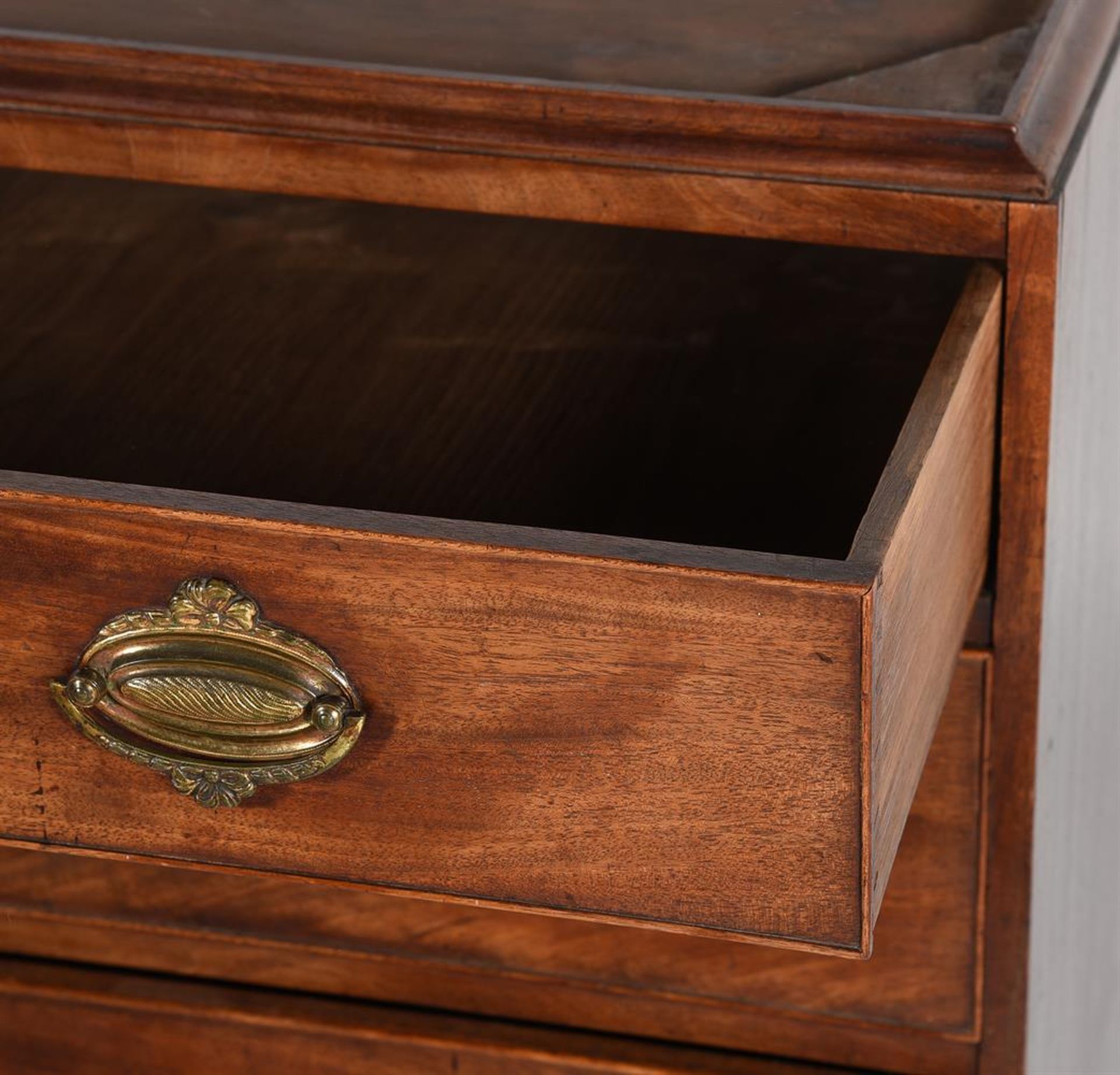 A GEORGE III FIGURED MAHOGANY AND INLAID CHEST ON CHEST, IN THE MANNER OF THOMAS SHERATON - Image 9 of 9
