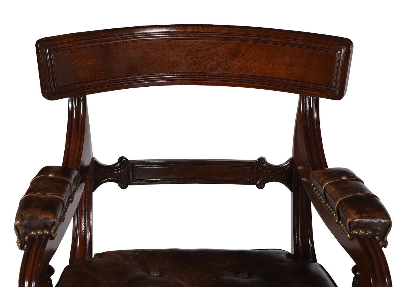 A PAIR OF MAHOGANY LIBRARY CHAIRS, IN REGENCY STYLE, AFTER DESIGNS BY GILLOWS, 20TH CENTURY - Image 4 of 5