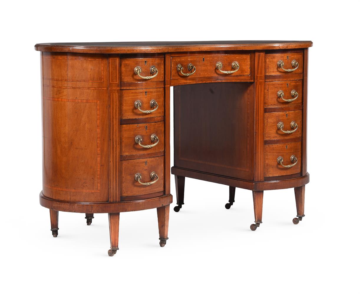 Y AN EDWARDIAN MAHOGANY AND SATINWOOD CROSSBANDED KIDNEY SHAPED DESK, ATTRIBUTED TO EDWARDS & ROBERT - Image 2 of 5
