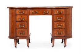 Y AN EDWARDIAN MAHOGANY AND SATINWOOD CROSSBANDED KIDNEY SHAPED DESK, ATTRIBUTED TO EDWARDS & ROBERT