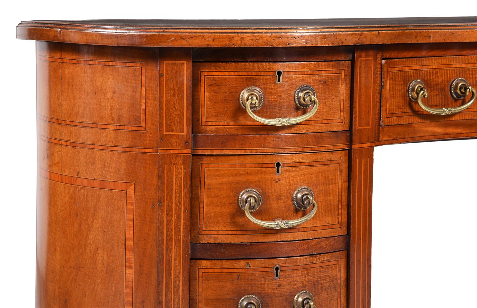 Y AN EDWARDIAN MAHOGANY AND SATINWOOD CROSSBANDED KIDNEY SHAPED DESK, ATTRIBUTED TO EDWARDS & ROBERT - Image 4 of 5