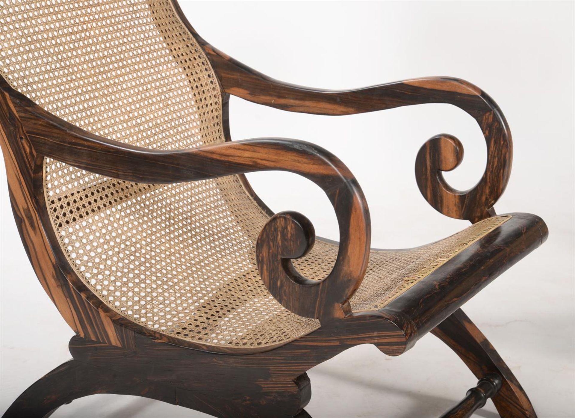 A PAIR OF ANGLO INDIAN CALAMANDER AND CANED ARMCHAIRS, IN EARLY 19TH CENTURY STYLE - Bild 3 aus 4