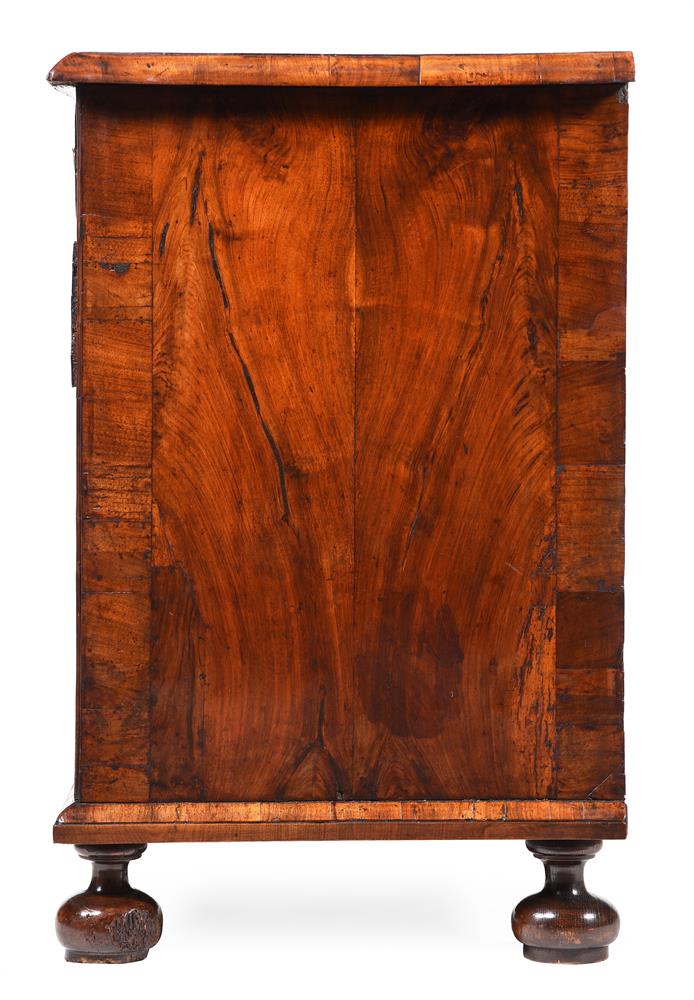 A WILLIAM & MARY FIGURED WALNUT AND FEATHER BANDED CHEST OF DRAWERS, CIRCA 1690 - Image 4 of 6