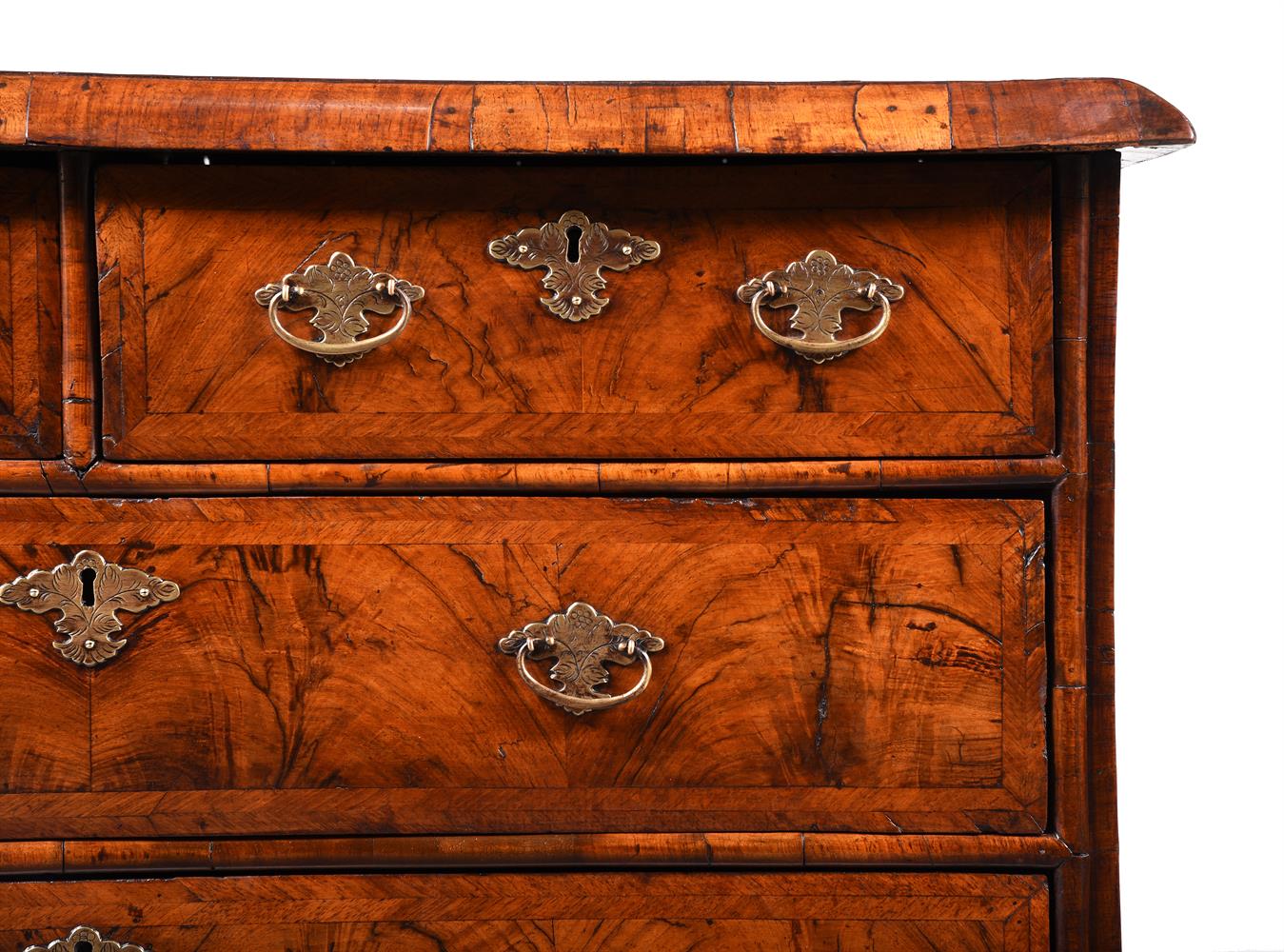 A WILLIAM & MARY FIGURED WALNUT AND FEATHER BANDED CHEST OF DRAWERS, CIRCA 1690 - Image 5 of 6