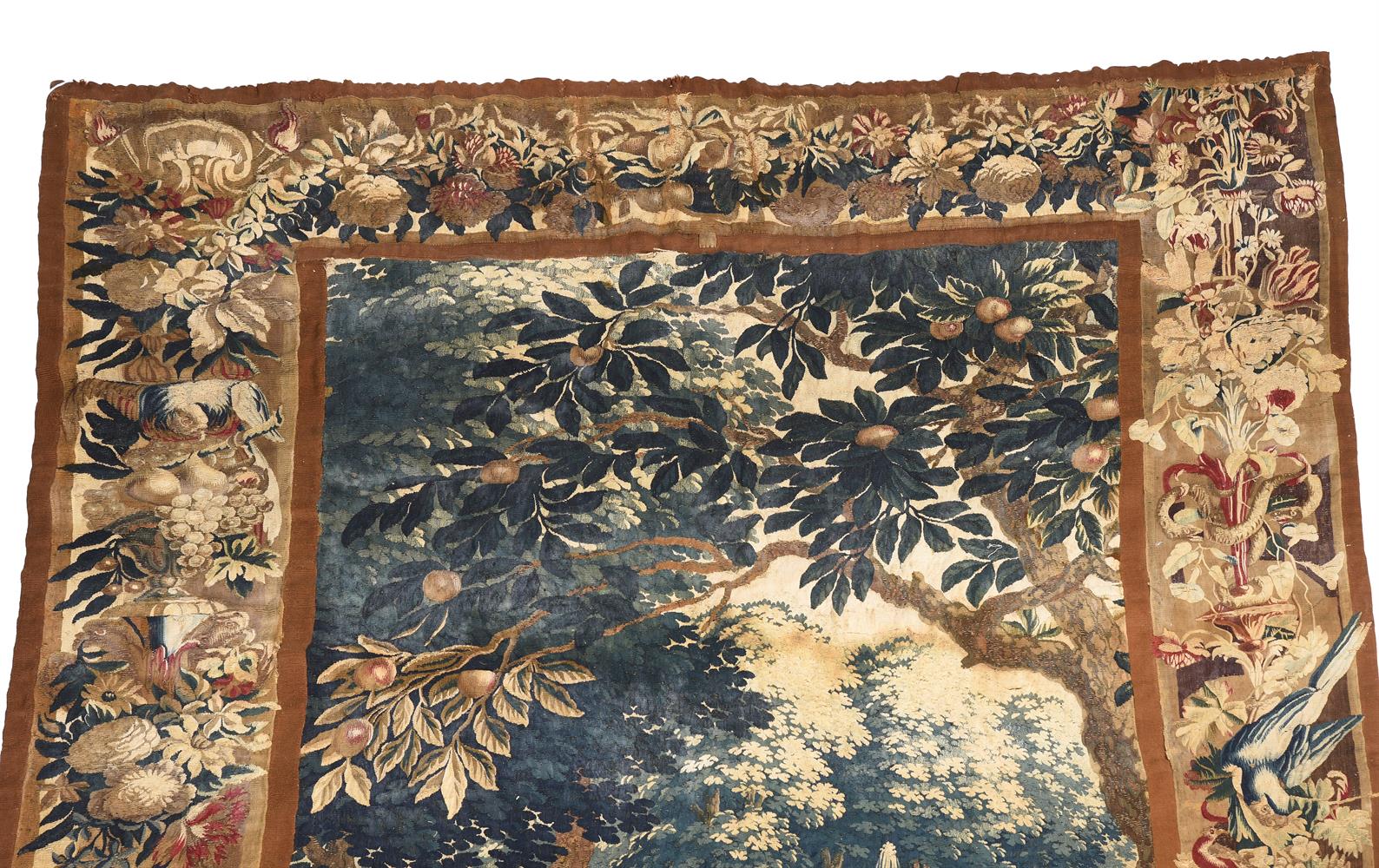 A VERDURE TAPESTRY PANEL, PROBABLY FLEMISH OODENAARDE, LATE 17TH/EARLY 18TH CENTURY - Bild 3 aus 5