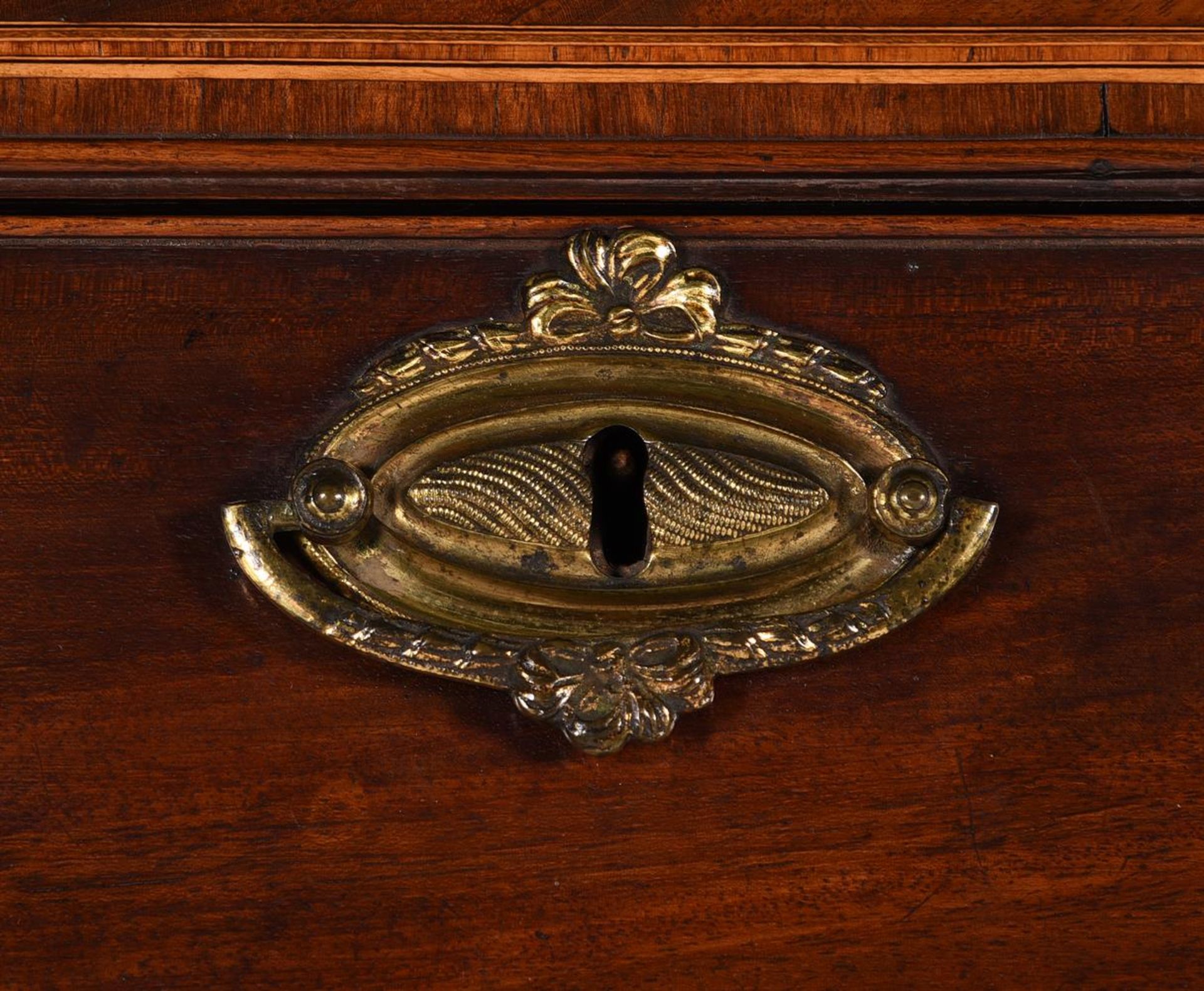 A GEORGE III FIGURED MAHOGANY AND INLAID CHEST ON CHEST, IN THE MANNER OF THOMAS SHERATON - Image 3 of 9