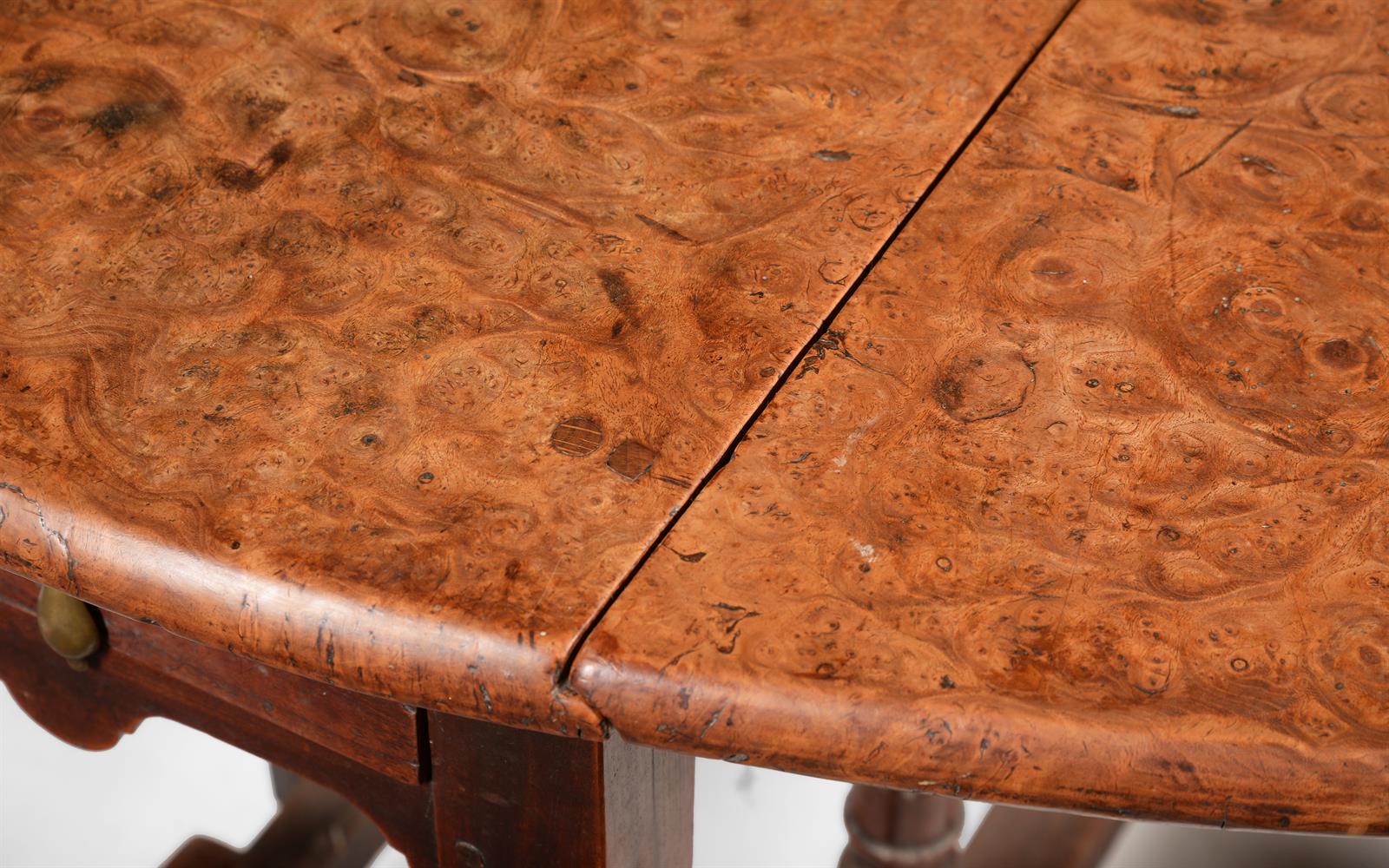 A BURR ELM AND FRUITWOOD GATELEG TABLE, FIRST HALF 18TH CENTURY - Image 4 of 4