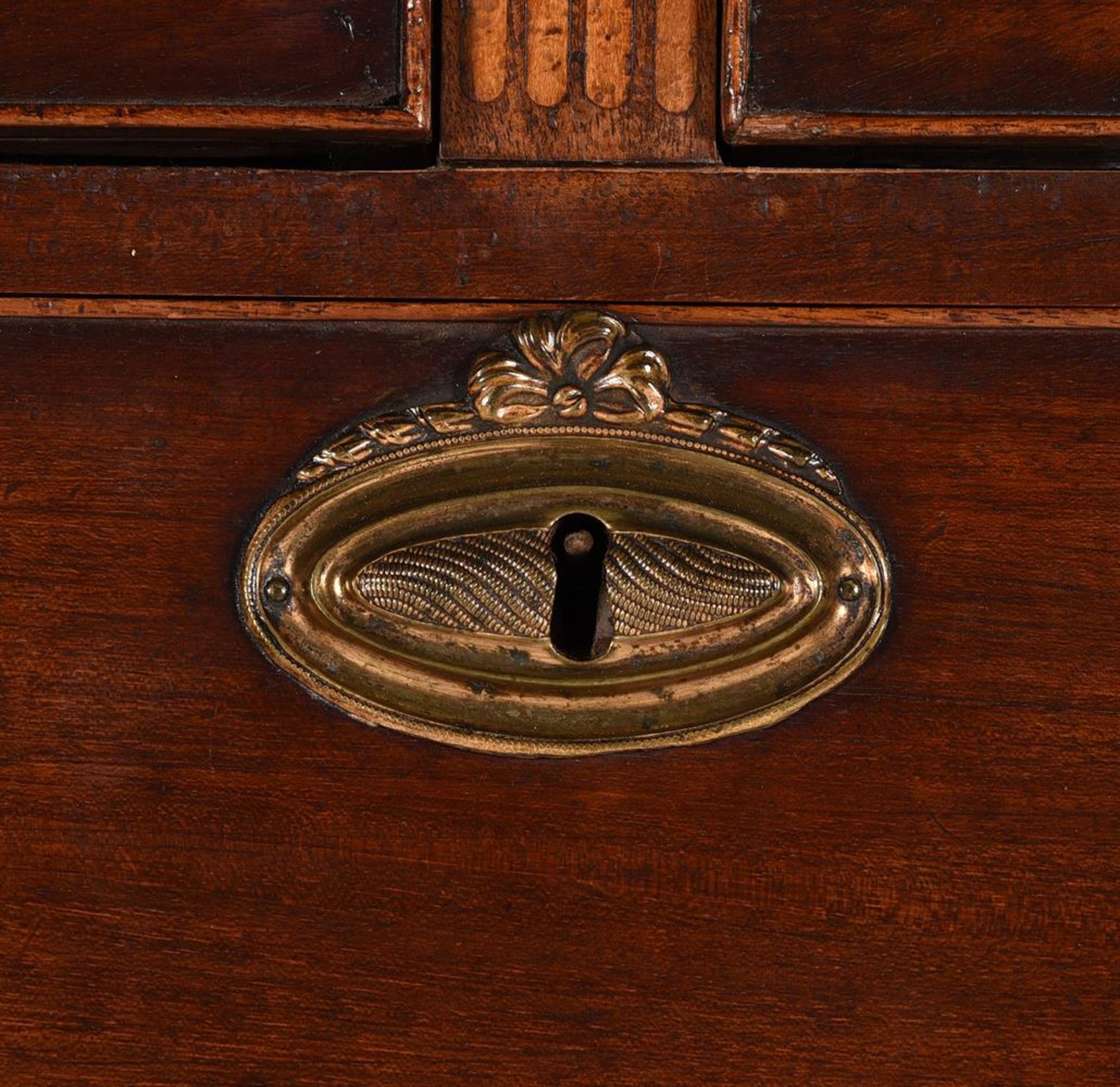 A GEORGE III FIGURED MAHOGANY AND INLAID CHEST ON CHEST, IN THE MANNER OF THOMAS SHERATON - Image 4 of 9