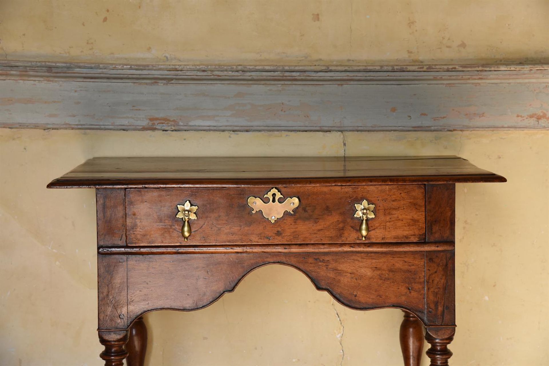 A WILLIAM III WALNUT SIDE TABLE, CIRCA 1700 - Image 3 of 3