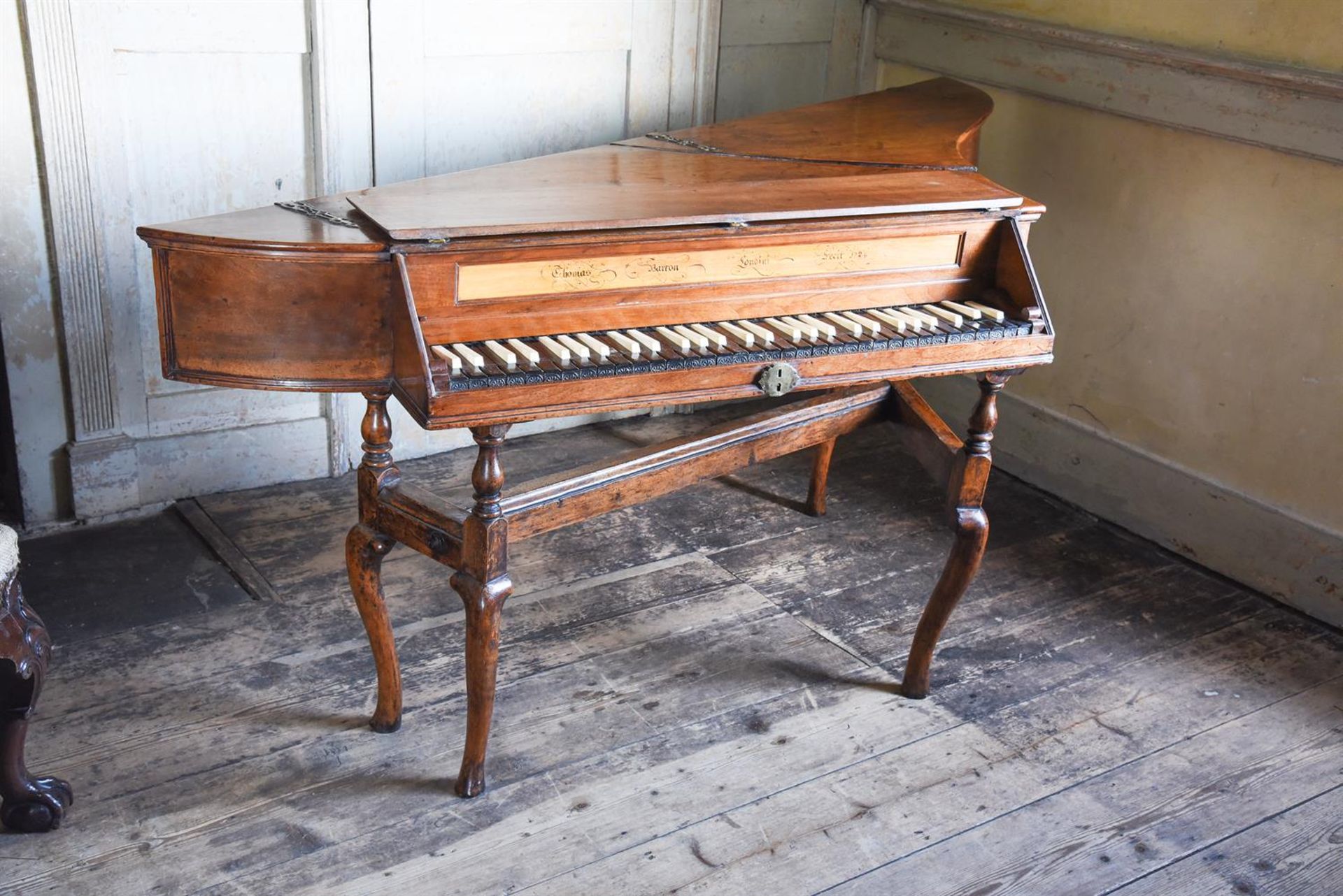 Y A GEORGE I WALNUT BENTSIDE SPINET, ATTRIBUTED TO THOMAS BARTON, BISHOPSGATE, LONDON, CIRCA 1724 - Bild 2 aus 4