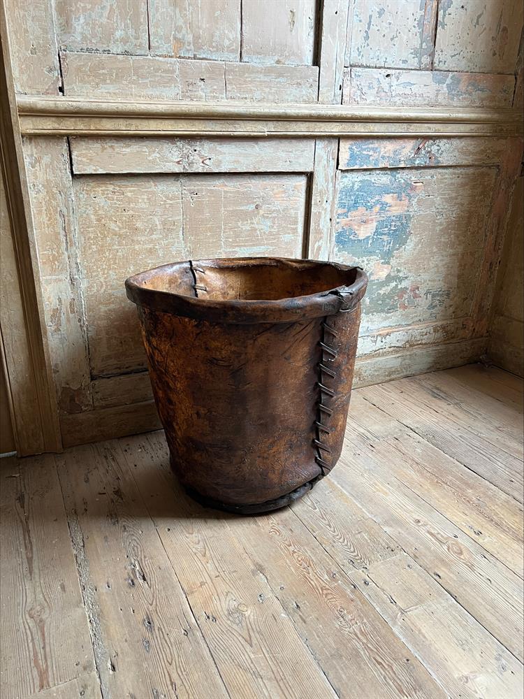 A LARGE STITCHED LEATHER LOG BIN, 18TH OR 19TH CENTURY - Image 6 of 6
