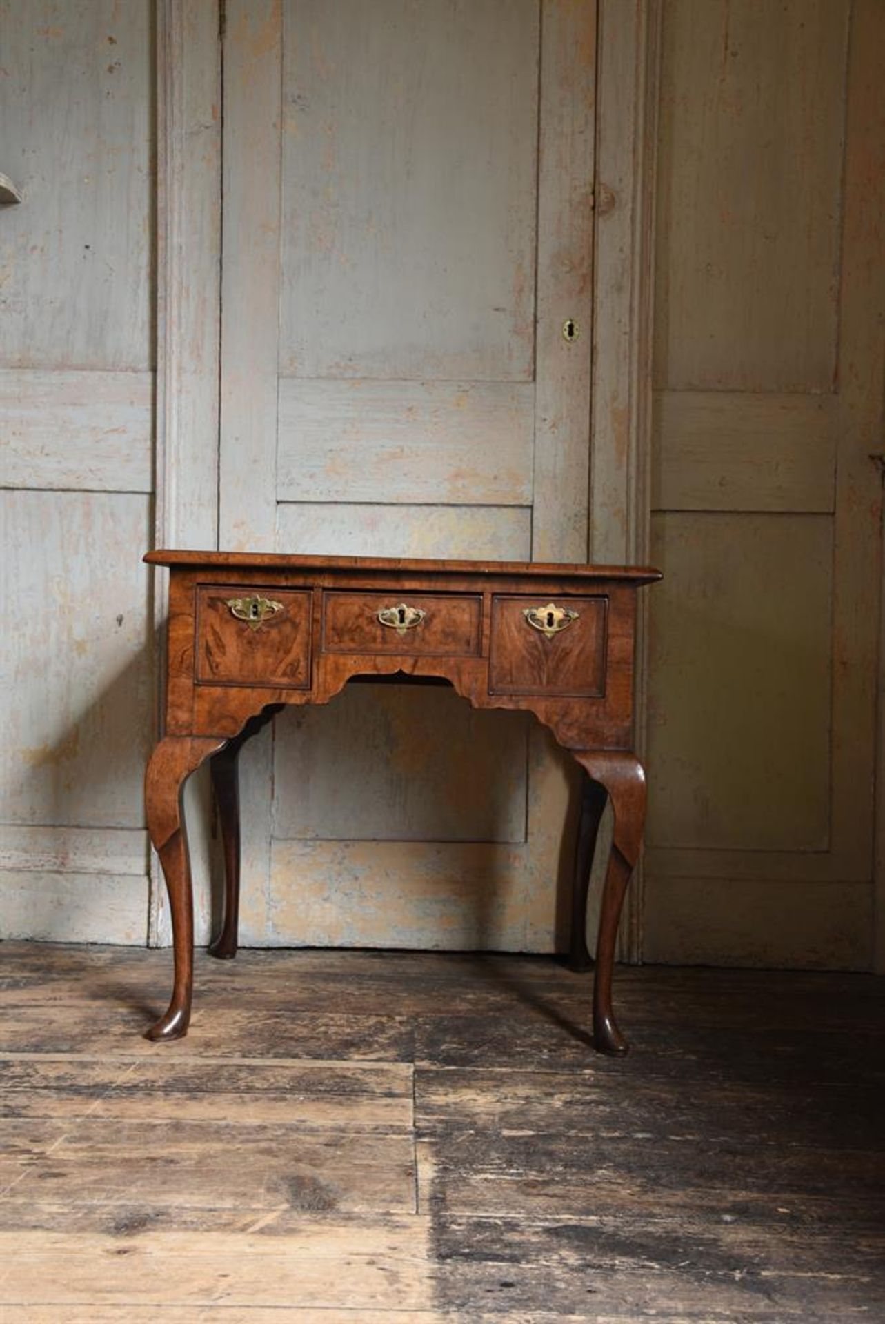 A GEORGE II WALNUT AND FEATHER BANDED SIDE TABLE, CIRCA 1730 - Image 3 of 4