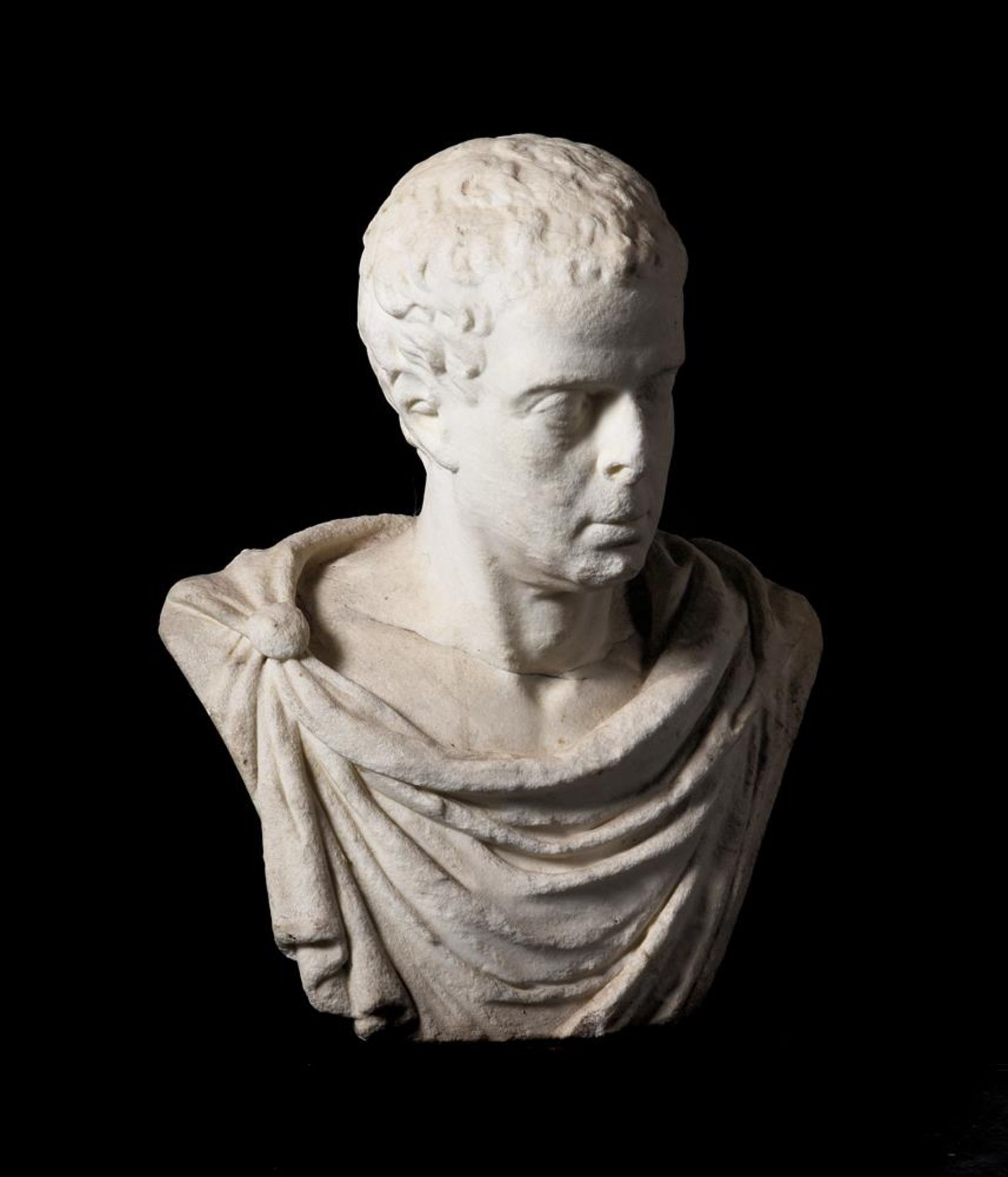 A MARBLE PORTRAIT BUST OF A PHILOSOPHER, ENGLISH OR ITALIAN, 17TH OR 18TH CENTURY