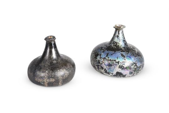 TWO 'ONION' SHAPE WINE BOTTLES, ENGLISH, EARLY 18TH CENTURY - Bild 1 aus 4